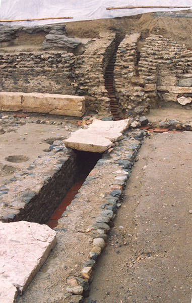 mur de l'arene et canalisation